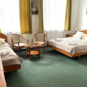 Broadway 2*, Budapest Ungheria